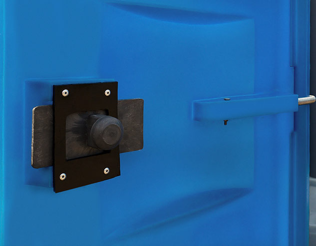Запирающее устройство на двери туалетной кабины «Евростандарт».