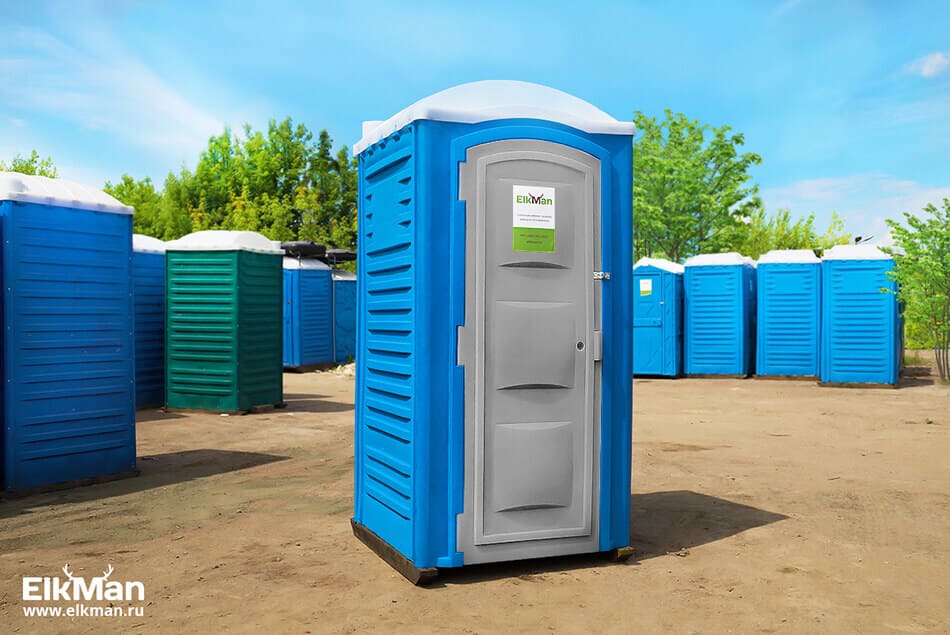 Туалетная кабина «Евростандарт» комбинированных цветов — сининяя с дверью серого цвета.