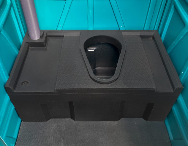 Накопительный бак, установленный внутри туалетной кабины «Вторая Жизнь».