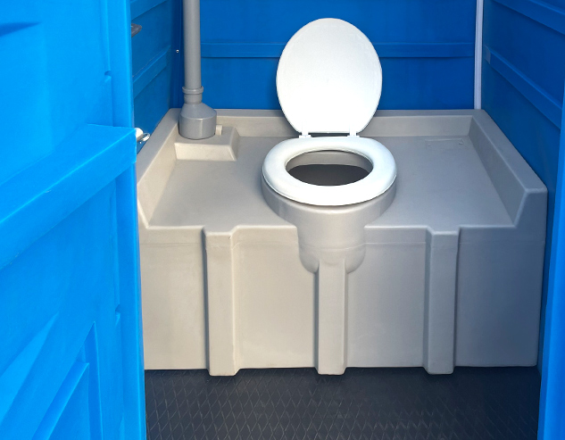 Накопительный бак с подогревом установленный внутри утеплённой туалетной кабины «ВАРМ».